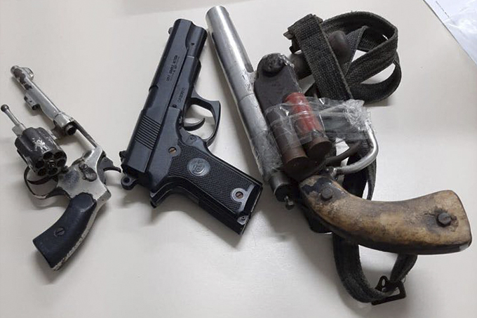 Trio é preso com armas no Centro de Mata de São João