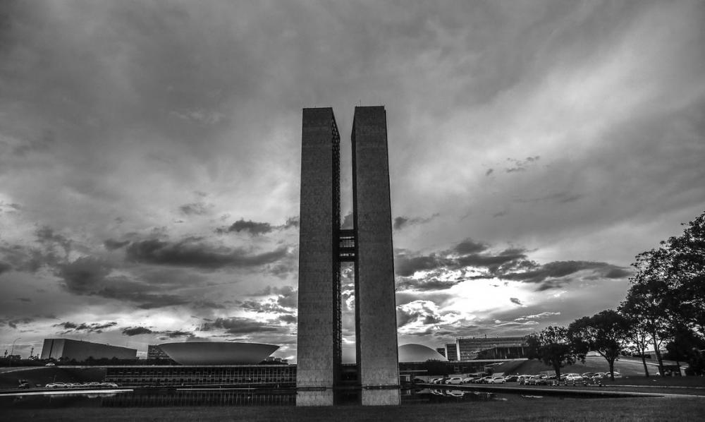 Presidente do Senado ordena retirada de invasores do Congresso 