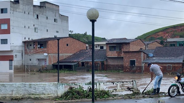 Rompimento de barragem deixa mais de 1,2 mil desalojados em Pernambuco
