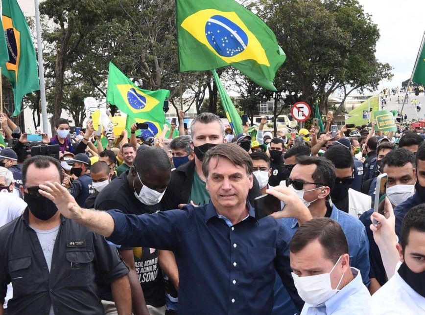 Bolsonaro terá que pagar R$ 2 mil caso ande sem máscara em locais públicos