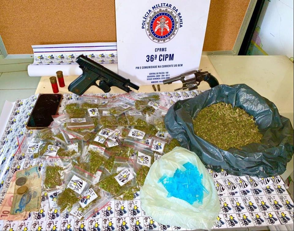 Jovem é presa com arma e 89 sacos de maconha em Dias d’Ávila