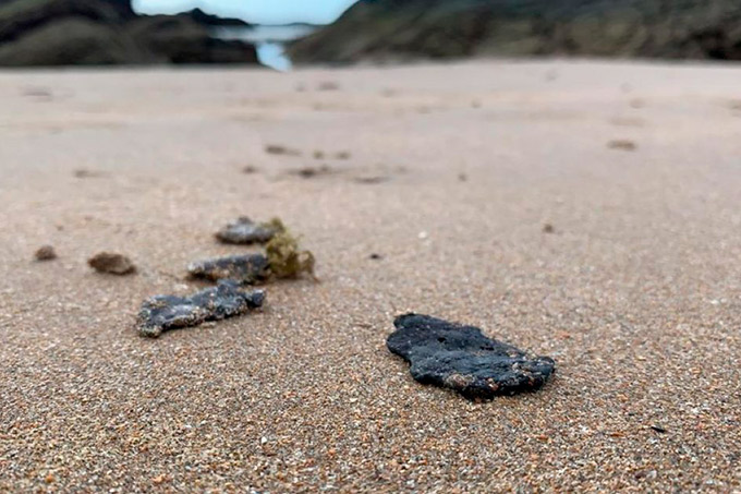 Manchas de petróleo cru voltam a ser encontradas no litoral de Pernambuco