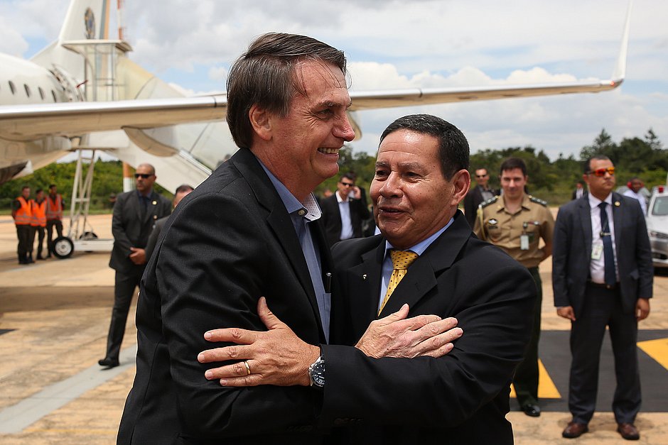 TSE arquiva por unanimidade ação contra chapa Bolsonaro-Mourão sobre outdoors