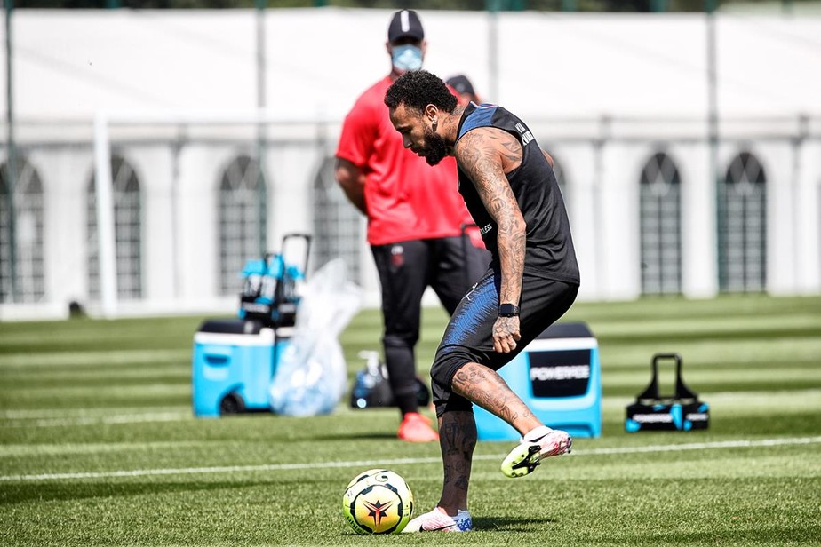 Com Neymar no comando, PSG volta a treinar no campo