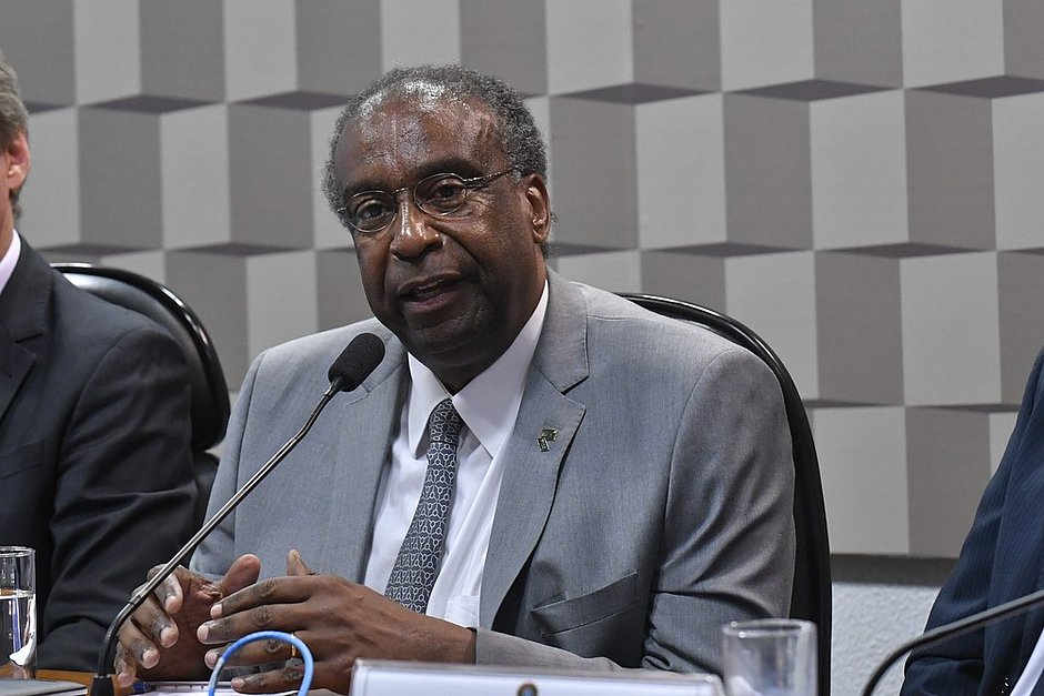Posse do novo ministro da Educação é adiada após denúncias