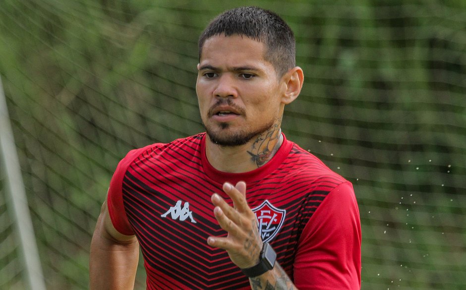 Sem acertar renovação, Léo Ceará pode deixar o Vitória