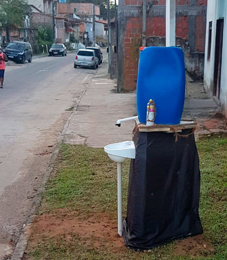 Contra a covid-19, morador instala pia comunitária em rua no centro de Mata 