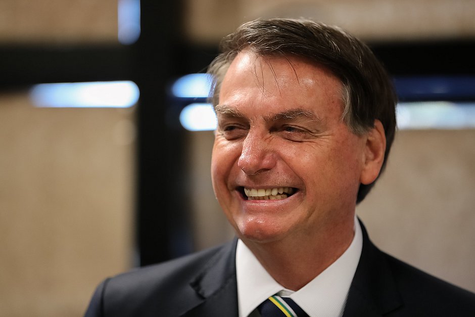 Bolsonaro veta uso de máscara obrigatória no comércio e templos