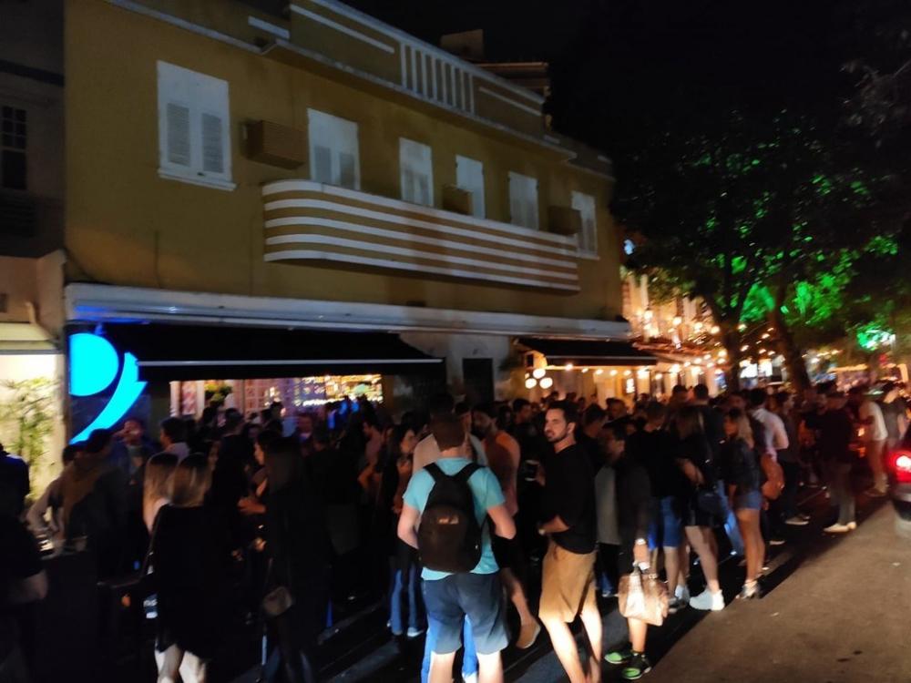 Na primeira noite de reabertura, bares e restaurantes do Rio ficam lotados