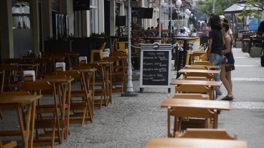 Bares e restaurantes em São Paulo se adaptam para reabertura na segunda