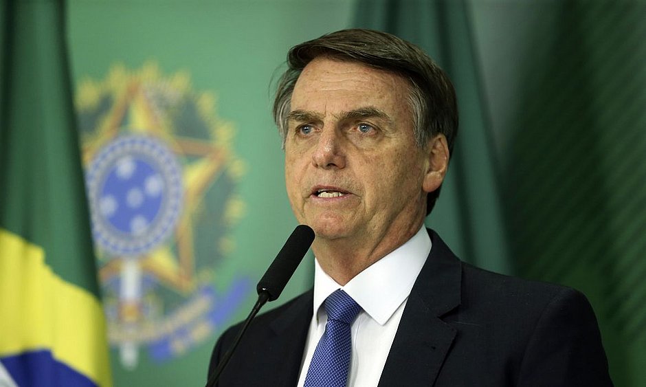 Bolsonaro veta obrigatoriedade de fornecer água, comida e leitos para índios