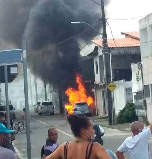 Carro pega fogo no centro de Mata de São João 