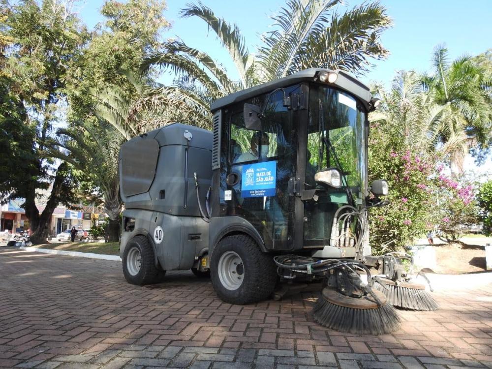 Máquina varredeira realiza a limpeza de ruas na sede e litoral matense