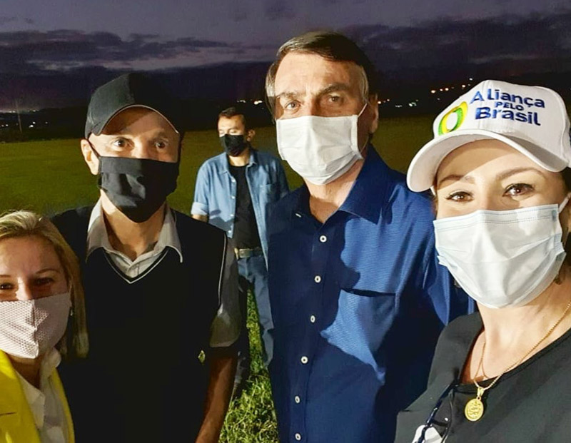 Cantor Netinho aparece em live de Bolsonaro e canta 'Mila'