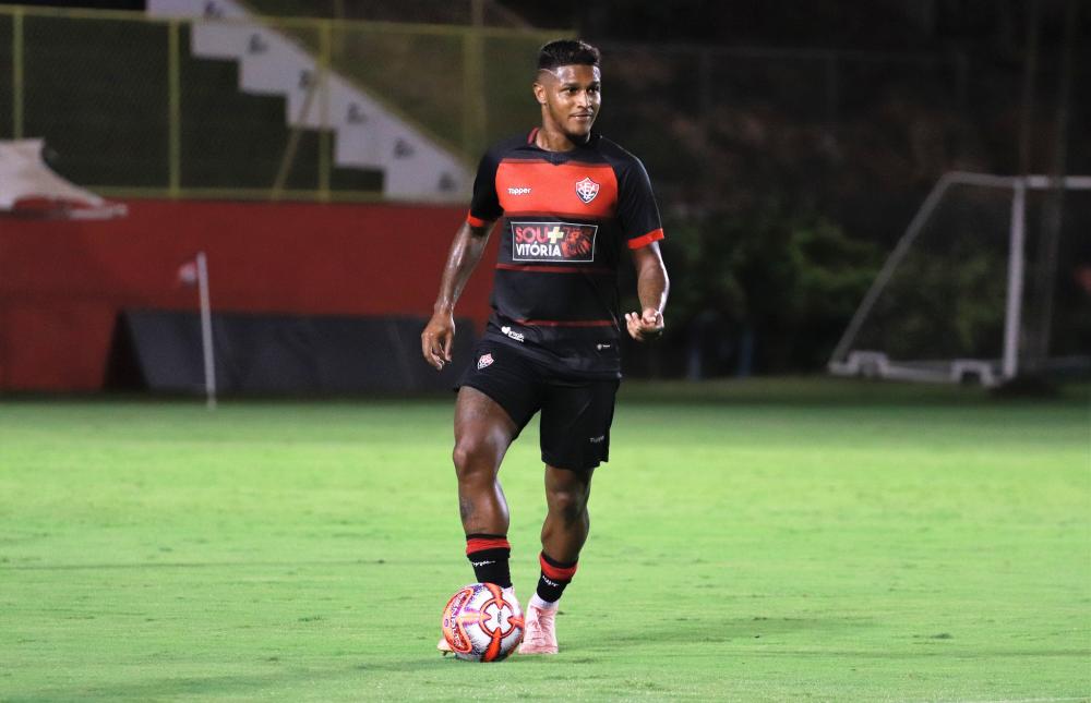 Vitória renova contrato com Rodrigo Andrade até 2023