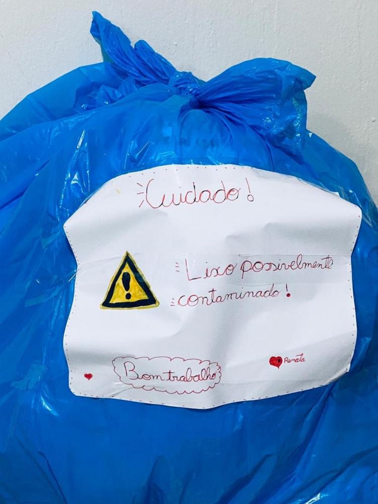 Com suspeita de Covid-19, menina diz em bilhete para garis tomarem cuidado