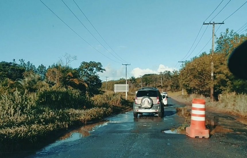 Via esburacada dificulta acesso a Estrada da Cetrel em Camaçari