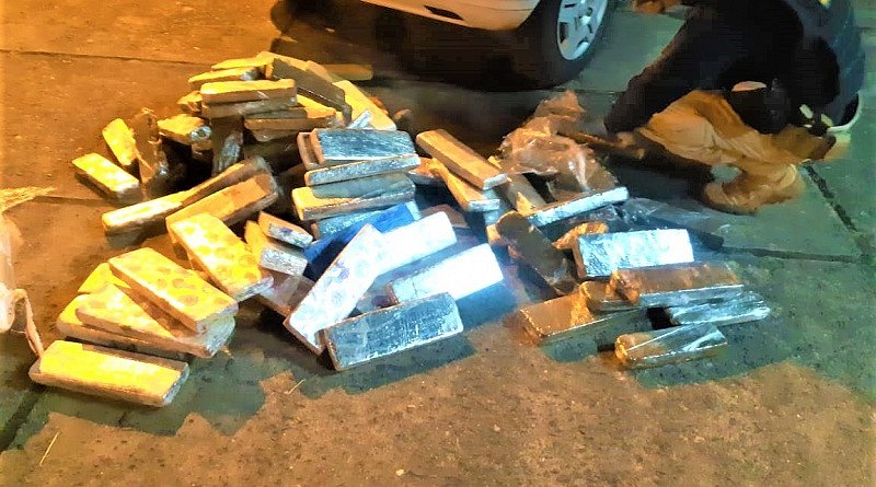 Casal é preso com quase 100 quilos de maconha na BR-101