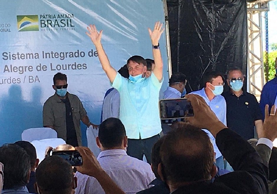 Bolsonaro causa aglomeração e tira máscara: 'Ninguém governa sozinho'