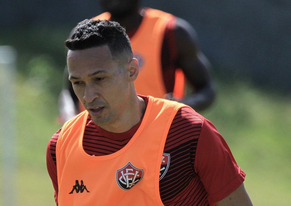 Vitória procura um meia para chamar de seu; último foi Escudero