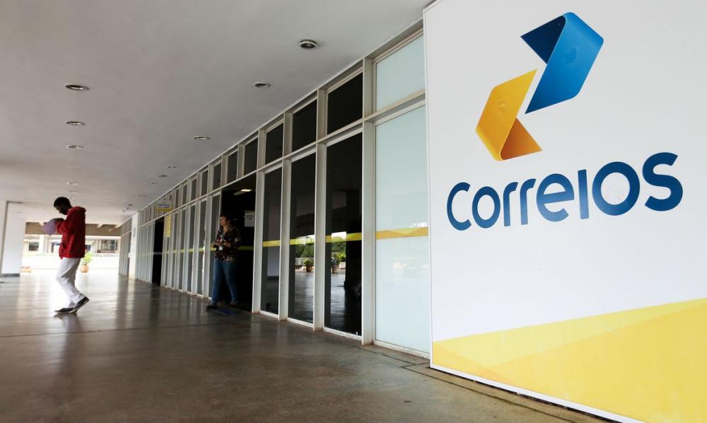 Funcionários dos Correios marcam greve e governo prevê nova crise na pandemia