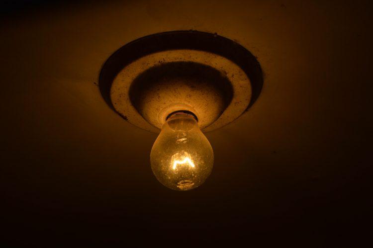 Energia elétrica de inadimplentes pode ser cortada a partir de hoje