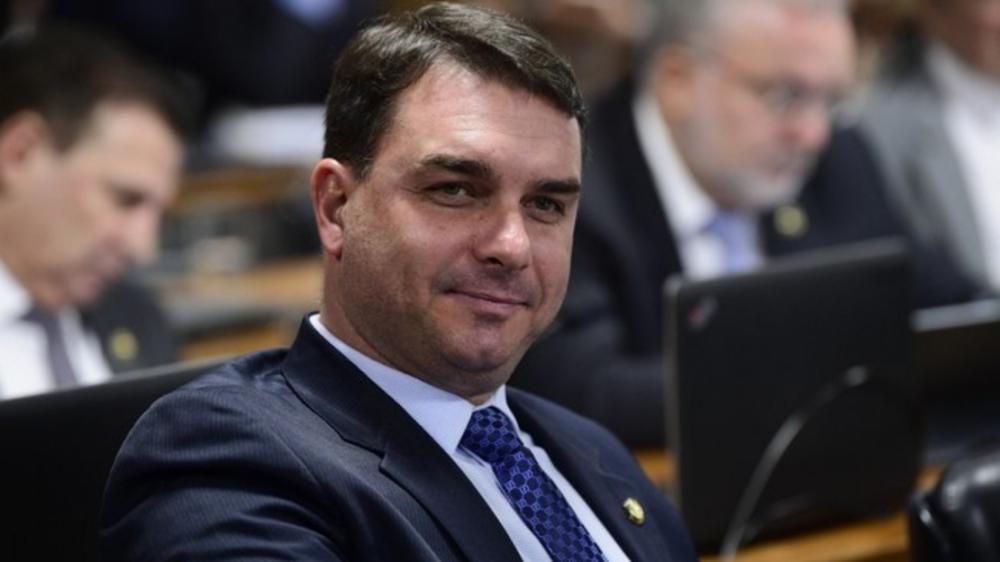 Flávio Bolsonaro admite que Queiroz pagava suas contas pessoais