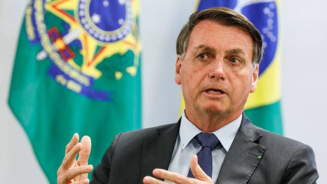 Bolsonaro assina MP que destina R$ 2 bilhões para vacina contra coronavírus