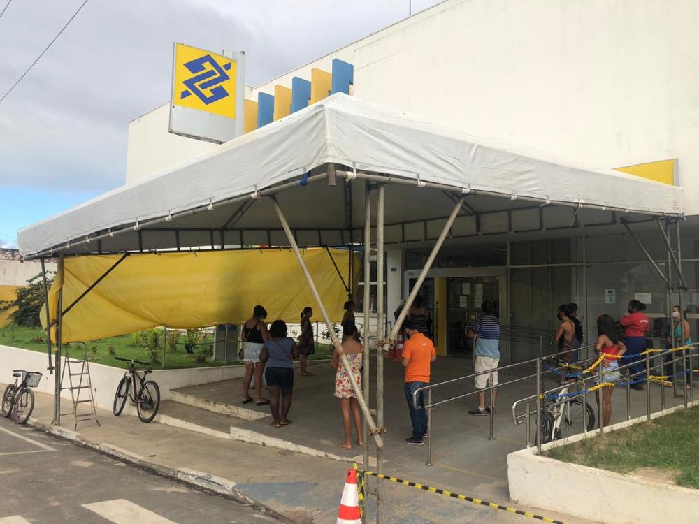 Após reclamações, Banco do Brasil instala toldos em agência de Mata