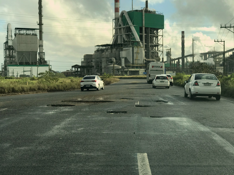 Motorista reclamam de buracos na BA-512 no Polo de Camaçari 