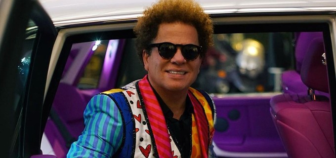 Dona de restaurante quebra obra de Romero Britto após artista maltratar seus funcionários