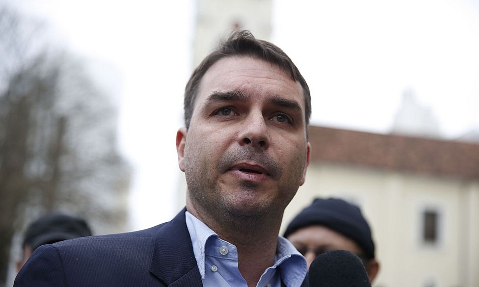 Ex-assessores de Flávio Bolsonaro sacaram ao menos R$ 7,2 milhões