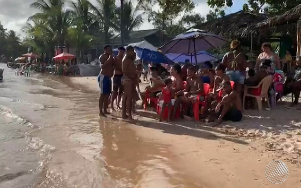 Aglomeração de pessoas é flagrada em praia de Barra do Jacuípe