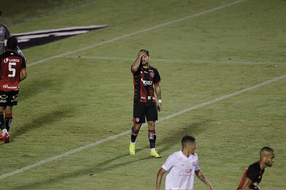 Em jogo morno, Vitória empata com o Náutico no Barradão 