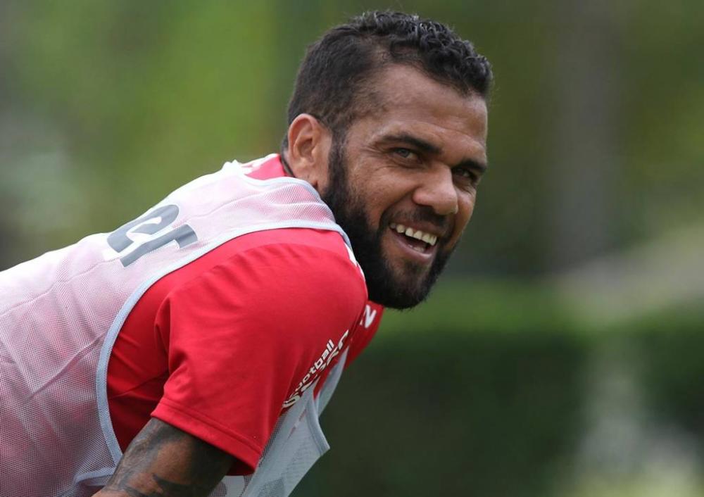 Após polêmica, Daniel Alves enfrenta o Bahia pela primeira vez