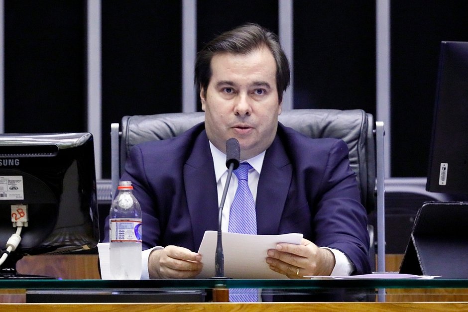 Maia diz ser 'muito importante' manter veto a reajuste para servidores
