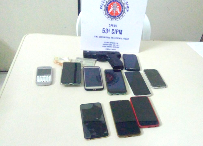 PM prende duas pessoas e apreende adolescente com celulares e carro roubado no Centro 