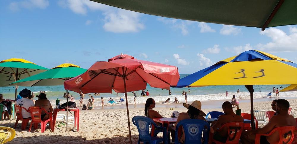 Praia de Guarajuba tem aglomeração de banhistas mesmo com circulação proibida