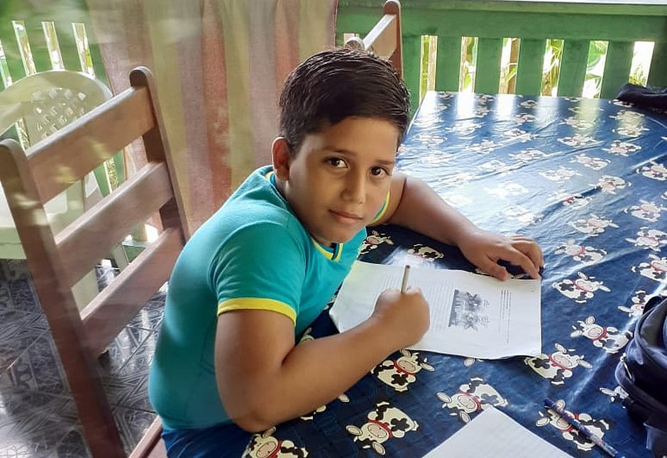 Menino de 11 anos morre com choque ao usar celular que era carregado