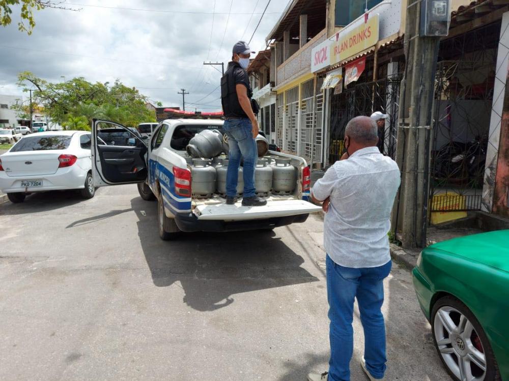 Assessor é preso em flagrante acusado de comprar carga de botijão de gás roubada