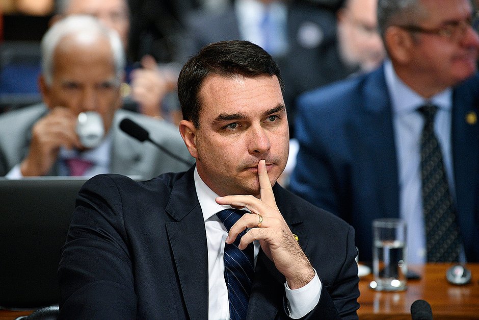 Flávio Bolsonaro é diagnosticado com a covid-19