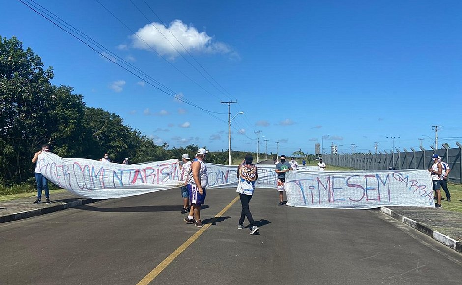 Torcida Bamor faz protesto na porta da Cidade Tricolor