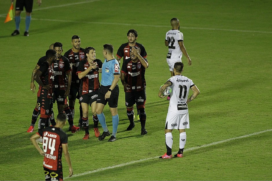 Em jogo agitado, Vitória perde do Ceará e deixa Copa do Brasil 