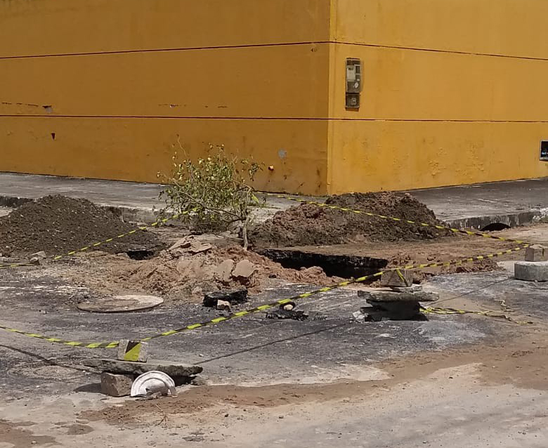 Moradores reclamam de crateras em ruas no centro de Dias d'Ávila