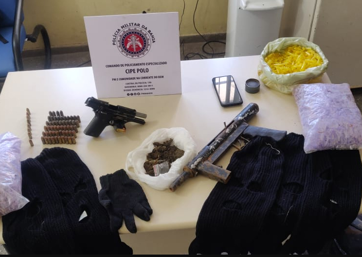 Pistola e submetralhadora são apreendidas em Dias d'Ávila
