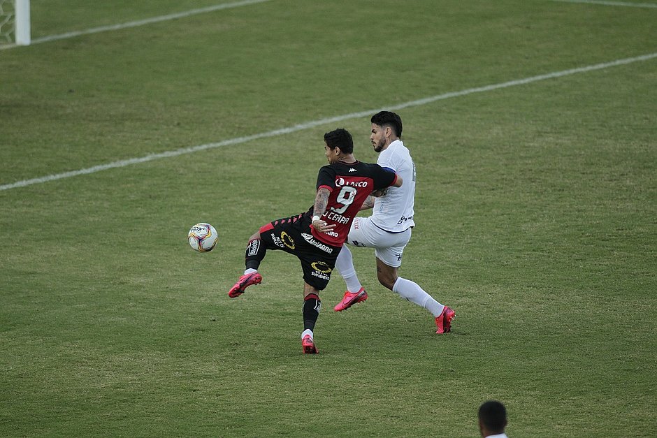 Vitória vence o Paraná em casa e mantém invencibilidade