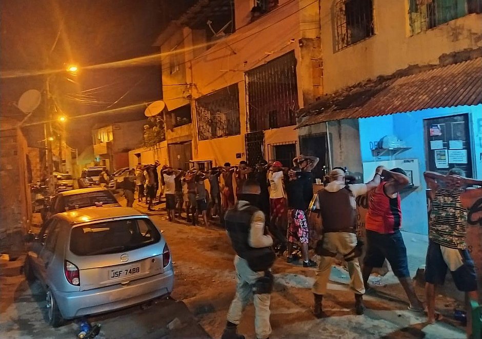 Festa de 'paredão' com cerca de 200 pessoas é encerrada em Lauro de Freitas