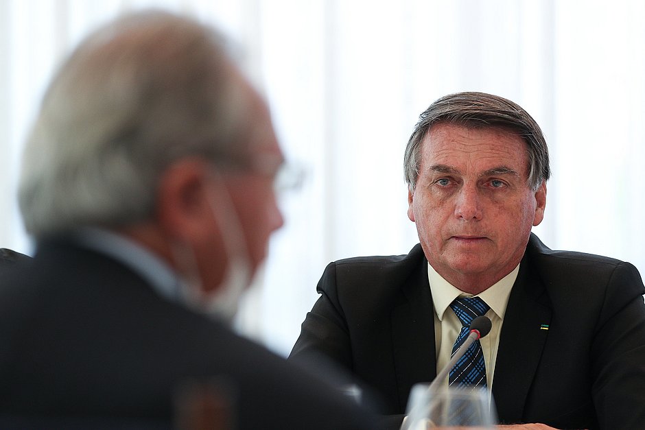 Governo anuncia prorrogação do auxílio emergencial com valor de R$ 300