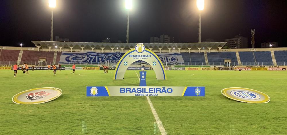 Vitória tem dificuldade com gramado, joga mal e sofre primeira derrota