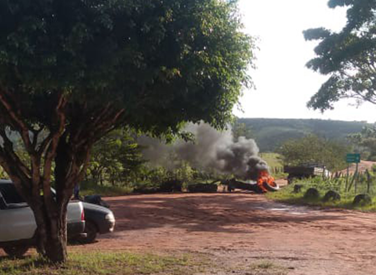 Moradores e motoristas ateiam fogo em pneus e bloqueiam trecho da BA-505 